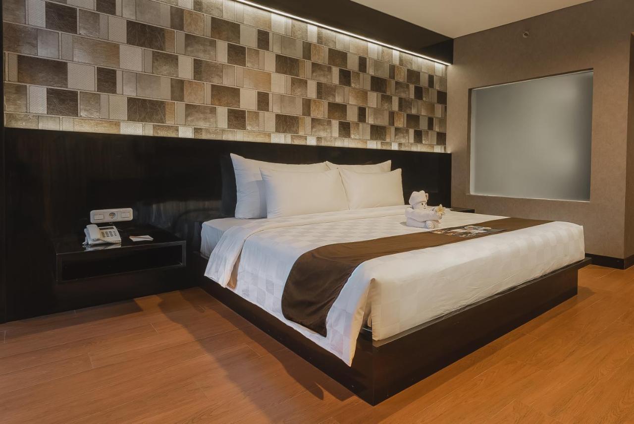 Hotel Royal Regantris Cendana Surabaya Esterno foto