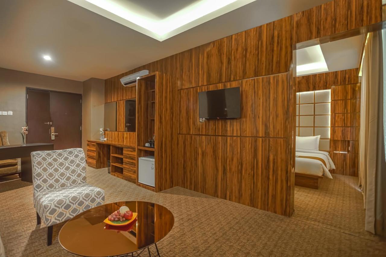 Hotel Royal Regantris Cendana Surabaya Esterno foto