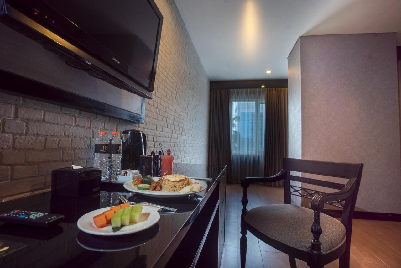 Hotel Royal Regantris Cendana Surabaya Esterno foto