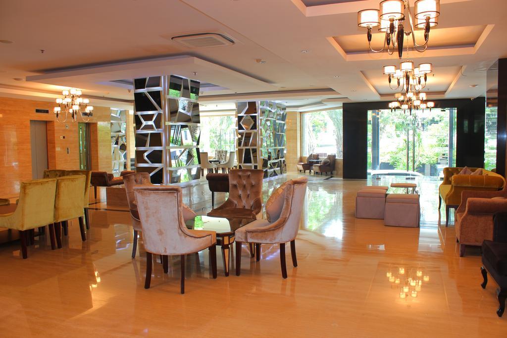 Hotel Royal Regantris Cendana Surabaya Esterno foto