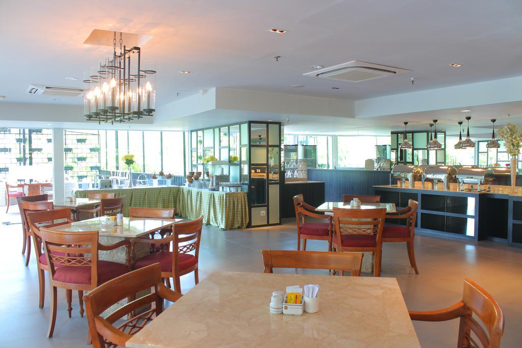 Hotel Royal Regantris Cendana Surabaya Esterno foto