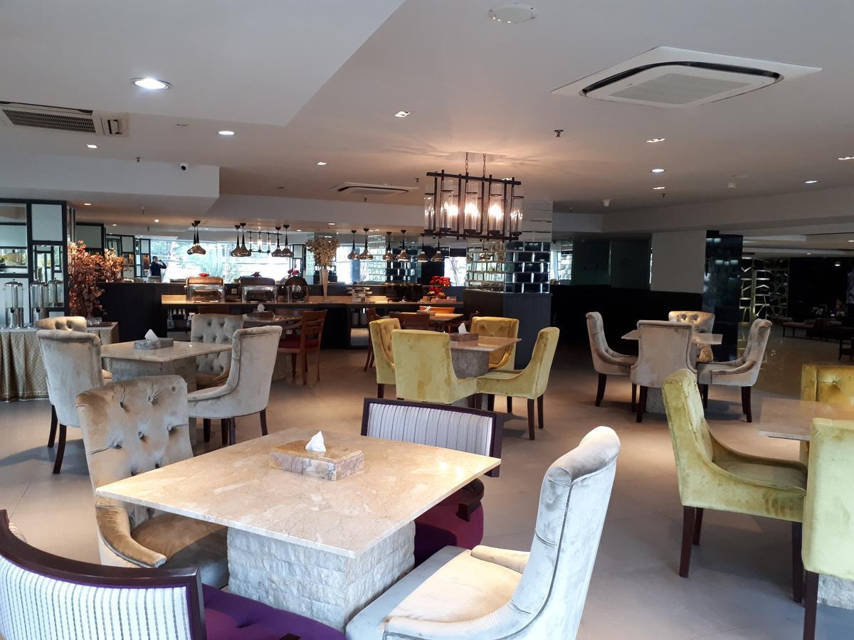 Hotel Royal Regantris Cendana Surabaya Esterno foto