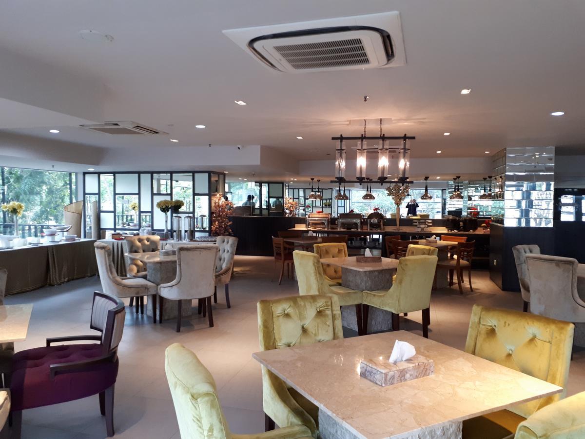 Hotel Royal Regantris Cendana Surabaya Esterno foto