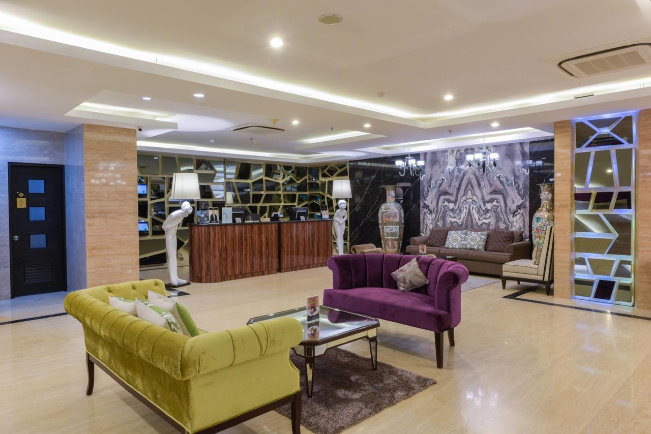 Hotel Royal Regantris Cendana Surabaya Esterno foto